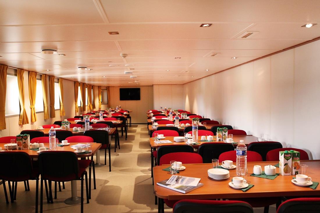 Ortelius Dining Room ? Monica Salmang-Oceanwide Expeditions (4)_bw.jpg_.jpg Ortelius Dining Room ? Monica Salmang-Oceanwide Expeditions (4)_bw.jpg_.jpg