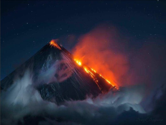 【火山造地球】深度探秘勘察加13天之旅·深入冰火秘境~冰川冰洞奇觀(guān)+火山徒步+直升機(jī)體驗(yàn)+觀(guān)棕熊捕魚(yú)+飛釣三文魚(yú)+天然野溫泉+河谷漂流·深度探索狂野勘察加